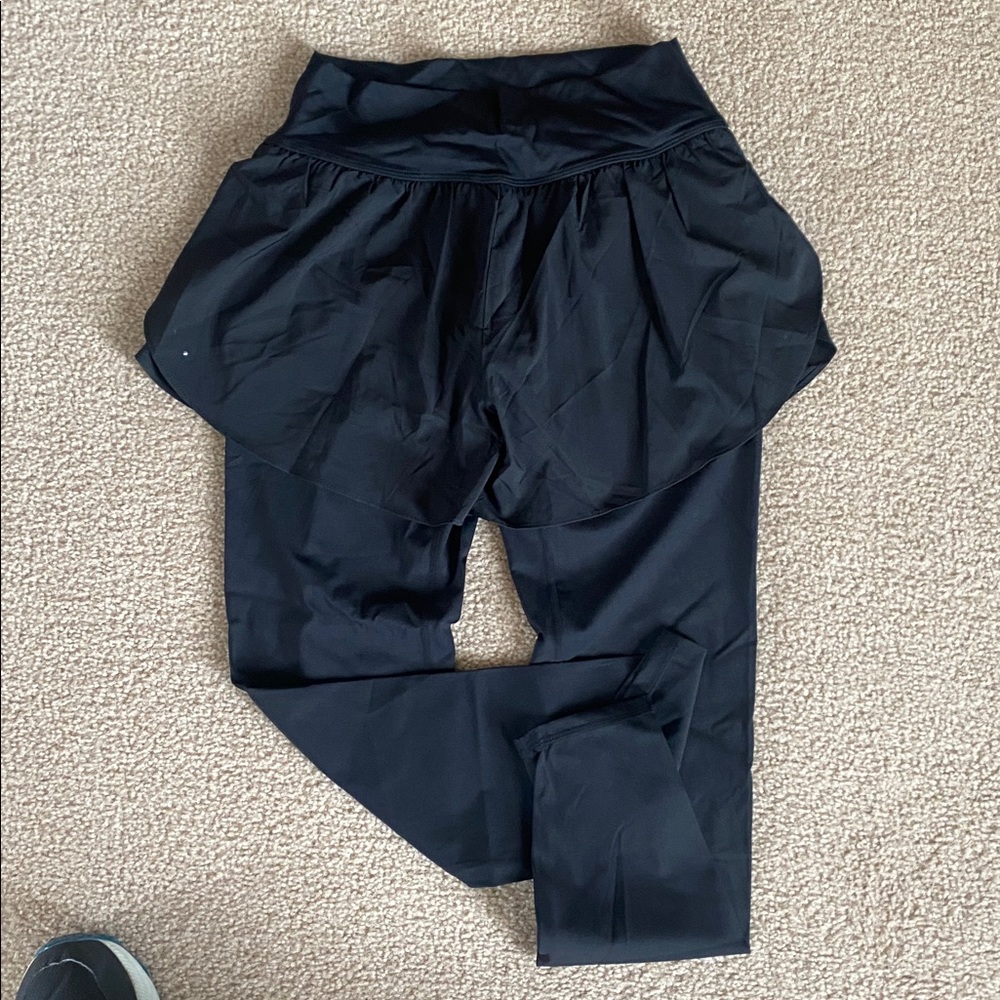 MEDIUM.  HALARA BREEZEFUL REFLECTIVE DOTS  2 IN 1  QUICK DRY TRAINING LEGGINGS - Picture 5 of 9
